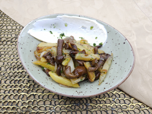 Картофель жареный с грибами